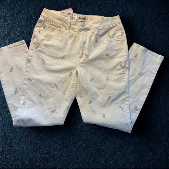 Seven7 90s straight jean. Cream with stylish Floral Embroidery - Picture 2 of 6